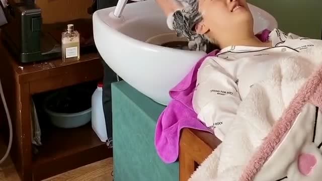月子里媳妇一直闹着洗头发,无奈带老婆来理发店,直接当起老婆的洗头