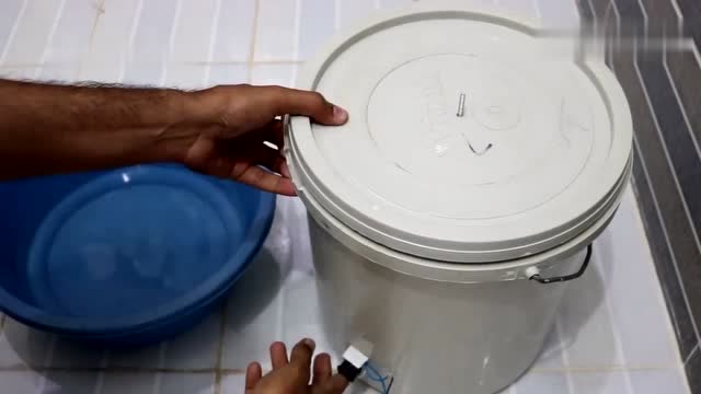 一个塑料桶轻松自制衣服甩干机,出门在外很实用!