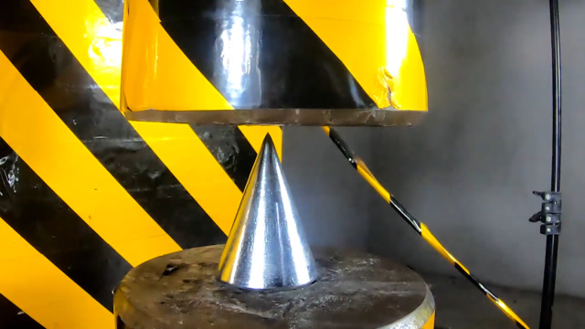 尖利的铁制圆锥,面对200吨的液压机,液压机会被戳出一个洞吗?