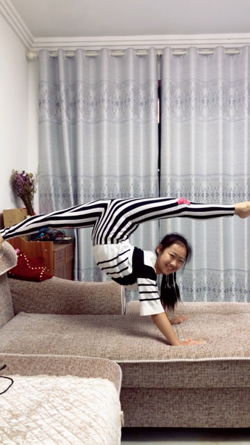 小姐姐柔术拉腿