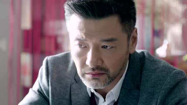 秦珊努力变得优秀,华丽出现在林伟面前,就是要让林伟后悔