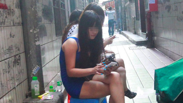 记者暗访"红灯区",曝光"站街女"内幕,不料深陷其中!