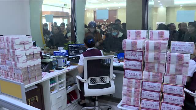 营口沿海银行营业厅现金堆成了墙!