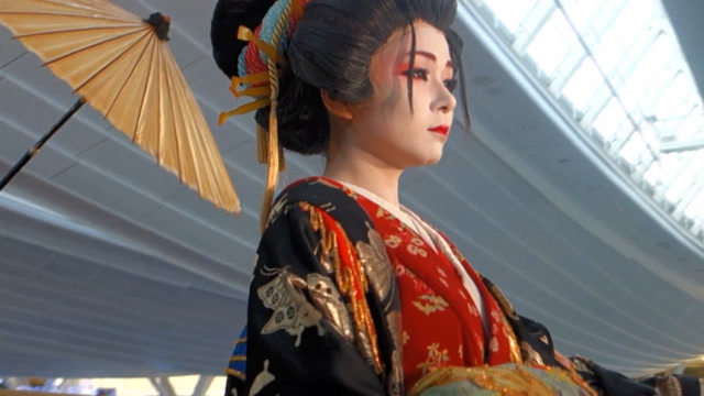 日本舞姬化妆用"白漆"涂脸,刷脸如刷墙,这能不长痘吗?