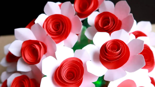 废旧塑料瓶的改造技巧,搭配纸花做成盆栽,非常有创意!