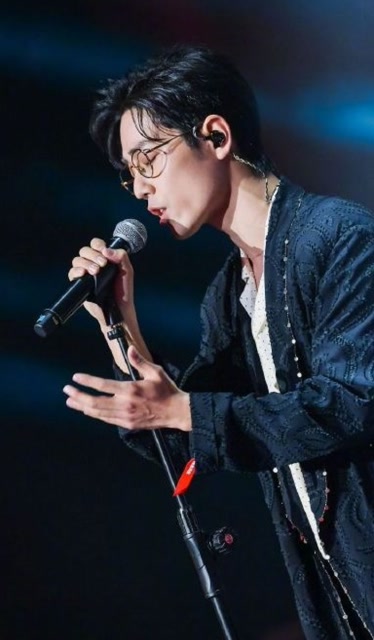 芭莎明星慈善夜:直拍肖战眼镜杀演唱歌曲《满足》!