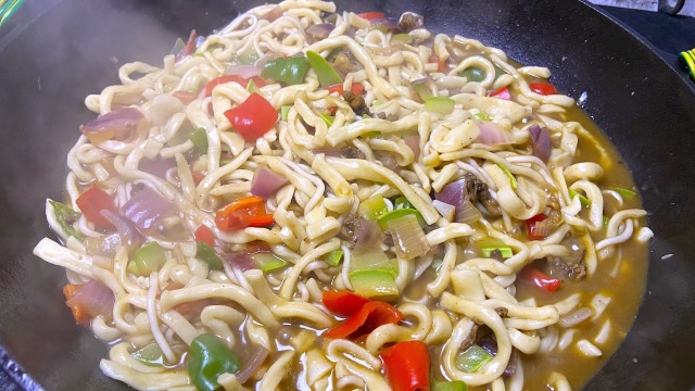 小哥教你做青海"炒炮仗",劲道爽滑有嚼劲,面要这样做家人百吃不厌