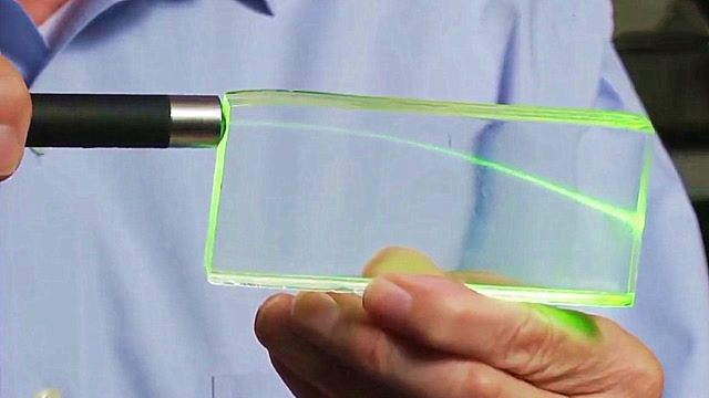 光沿直线传播?老外用玻璃做了一个实验,看完不淡定了!