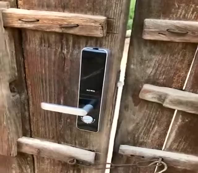 不要小瞧一个农民,在木门上,居然安装指纹锁!