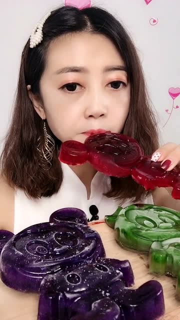 美女小姐姐吃米老鼠碎碎冰,五颜六色超漂亮,水嫩q弹好味道!