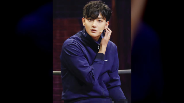 黄子韬综艺节目剧照,眉清目秀,魅力十足