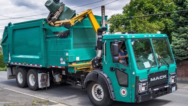 德国发明懒人垃圾车,司机不下车都能清理垃圾!不愧是工业强国