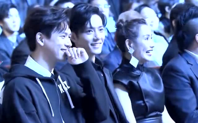 肖战和李现现场同框,俩位的侧颜都太优秀了吧!