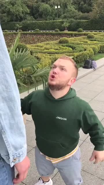 只要女朋友不同意,那就永远都亲不到