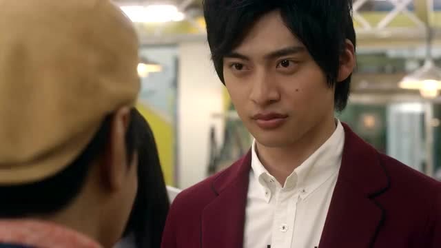 罗布奥特曼凑潮把凑勇海和凑活海的奖章整理了一下他非常开心