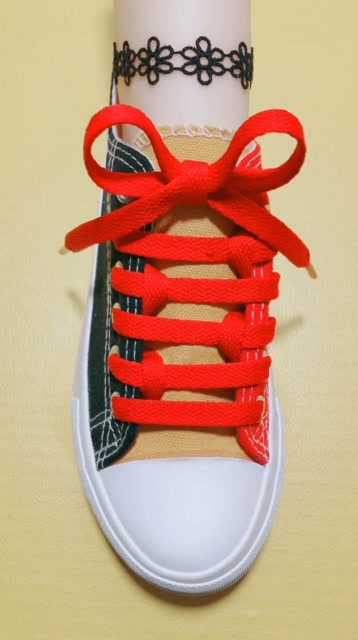 系鞋带教学,再分享一款潮流大气的板鞋系法!