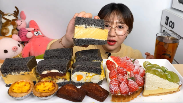 韩国女吃货,吃蛋挞,三明治,草莓蛋糕,看看这吃法,吃得特别香