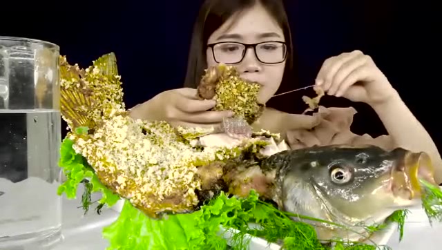 美女吃整只炸鱼鱼身炸的金黄酥脆鱼头还活着怎么做到的