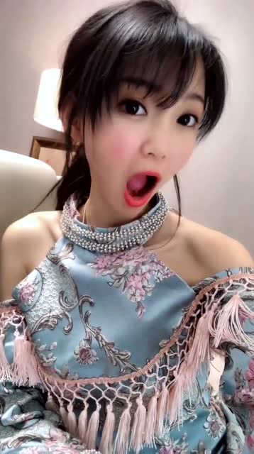 大家有没有被这位吐舌头卖萌的姑娘迷住呢