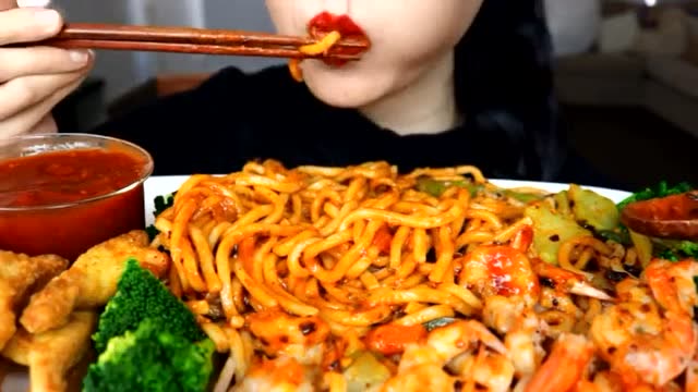 外国吃播荔枝姐吃香辣虾仁炒面和炸鸡块,蘸着辣酱吃的真美味