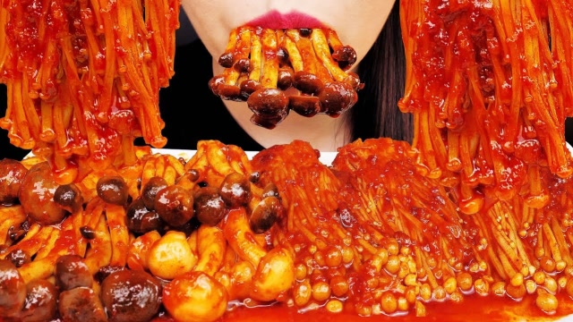 吃播:小姐姐的麻辣蘑菇大餐,吃得真过瘾