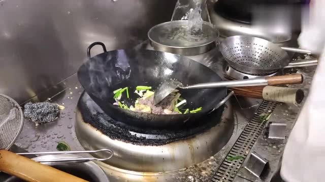 我们店里工资最高的主厨,看他翻锅动作娴熟,炒菜技术是一流的