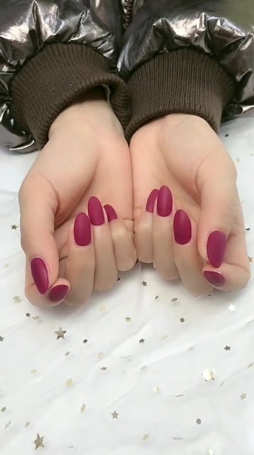 磨砂梅子色美甲,洋气大方又显白