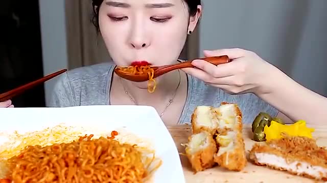 韩国美女大胃王吃美味火鸡面,辣的冒火,超满足!