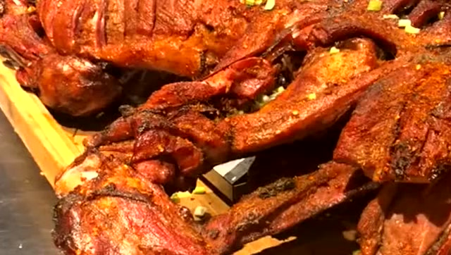 新疆吃到的烤乳牛,肉还没切下来我口水都流干了,隔着屏幕都能闻见香味