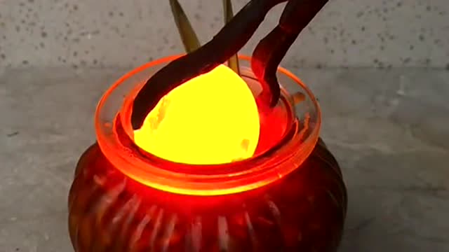 男子把烧红的铁球放进水里,竟然立刻发生了这一幕,这简直太神奇了!