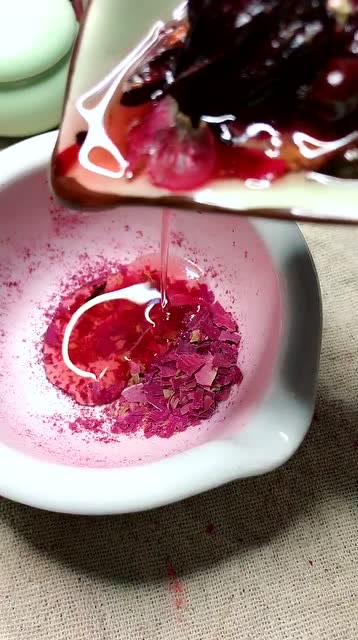 用玫瑰花做出来的口红颜色也太美了,超级健康还有玫瑰花香气