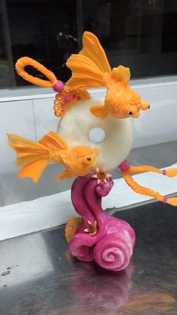 用胡萝卜和紫心萝卜雕刻出来的金鱼,你们觉得有几分像呢?