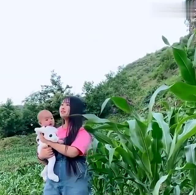 农村妈妈抱孩子图片