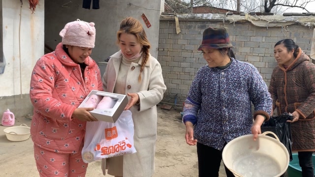 丹丹一星期没有开荤了,二姐赶集给丹丹买两条鱼,又买点母婴用品