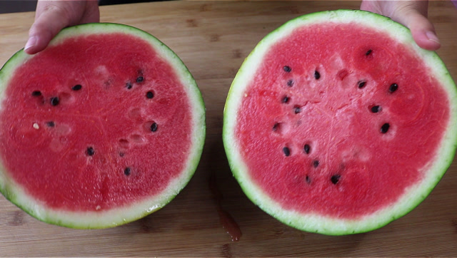 切开的西瓜不能放冰箱,老瓜农教我的土方法,放几天照样新鲜香甜