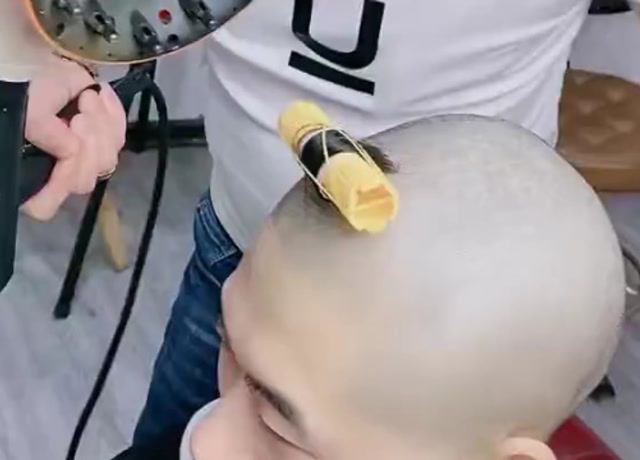 现在的男人真是奇葩,一撮头发都要做个造型,太搞笑了!