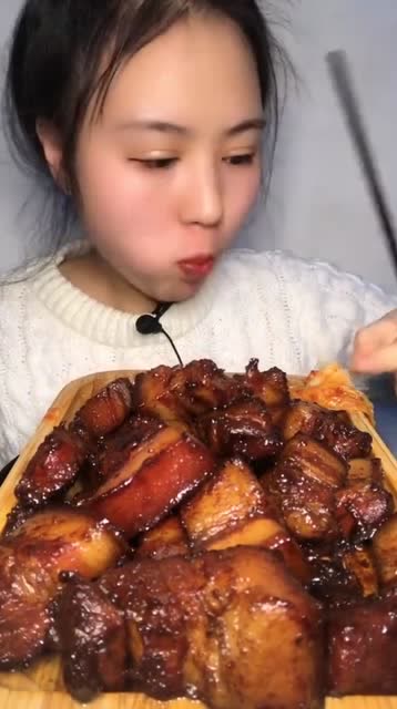 美女吃红烧肉,直接拿筷子穿着吃,一口下去满满的满足感