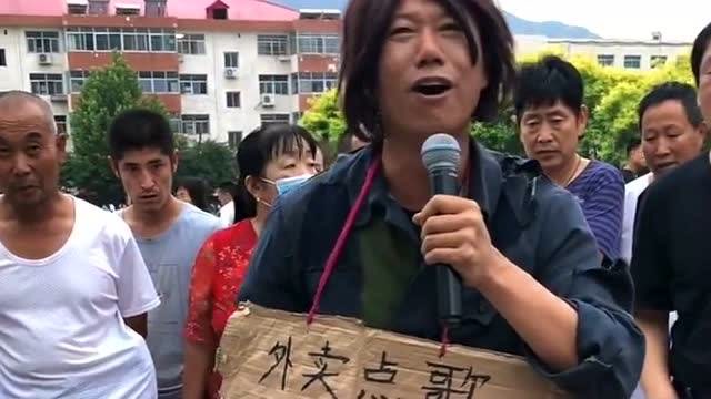 地摊乞丐随便点歌一首万爱千恩唱的太棒了周围的人都会被他唱哭了