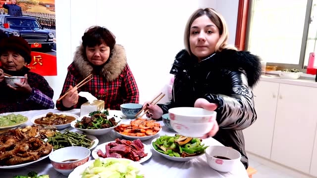 洋媳妇和中国家人一起吃饭,第一次尝试中国卤菜,看看是什么吧?