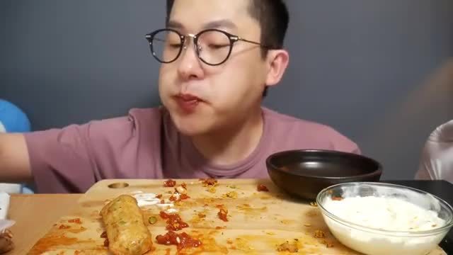 韩国吃货大叔,吃两种口味的炸鸡腿,配上奶油吃得美滋滋