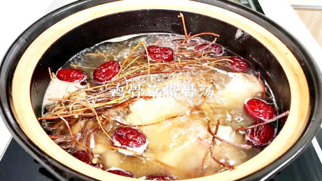 鸡骨草猪骨汤:清热祛湿,汤汁鲜美营养,如何烹饪这道老火靓汤呢?