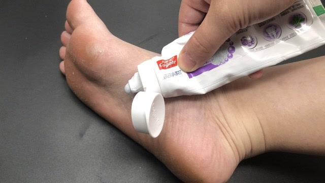 睡觉前,在脚底抹点牙膏真厉害,好多人不懂有啥用,早点告诉家人