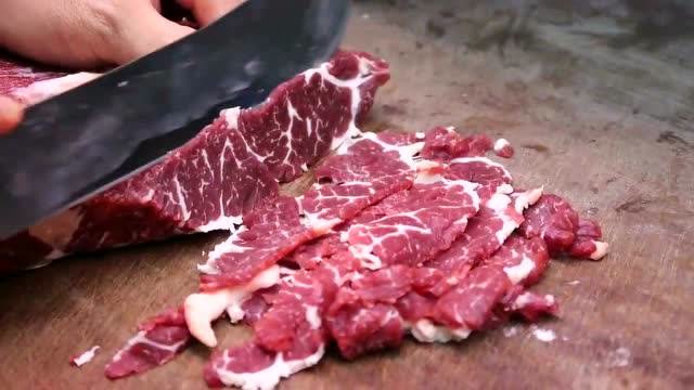 市场卖的牛颈脊肥牛肉,这肉质如何师傅手切薄片,涮火锅绝佳