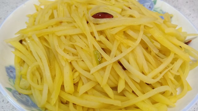 丽姐教你这样做的土豆丝,一盘不够一人吃,酸辣过瘾,太美味了