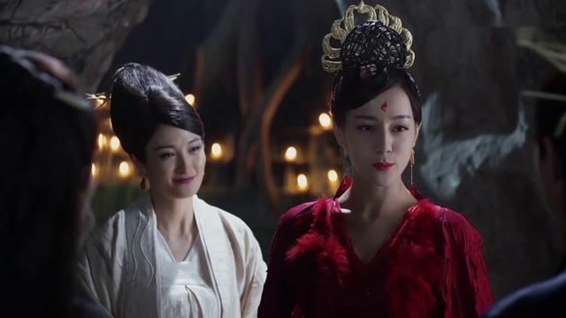 凤九要继承青丘女君之位,奶奶为女孩梳妆打扮,说的话太心酸