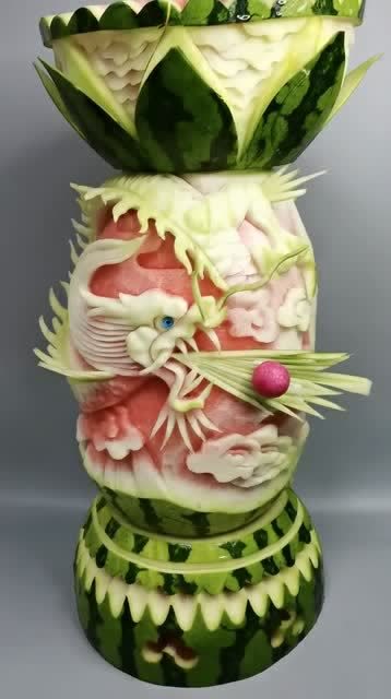 高手在民间,用一个西瓜雕刻了一条龙,简直不可思议