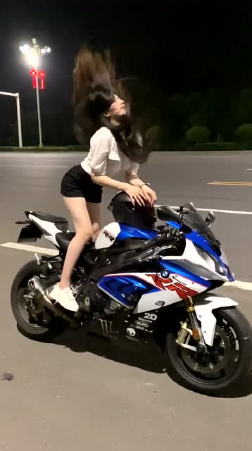 机车女骑士,新买了一辆宝马s1000rr,忍不住开出来试驾一下!