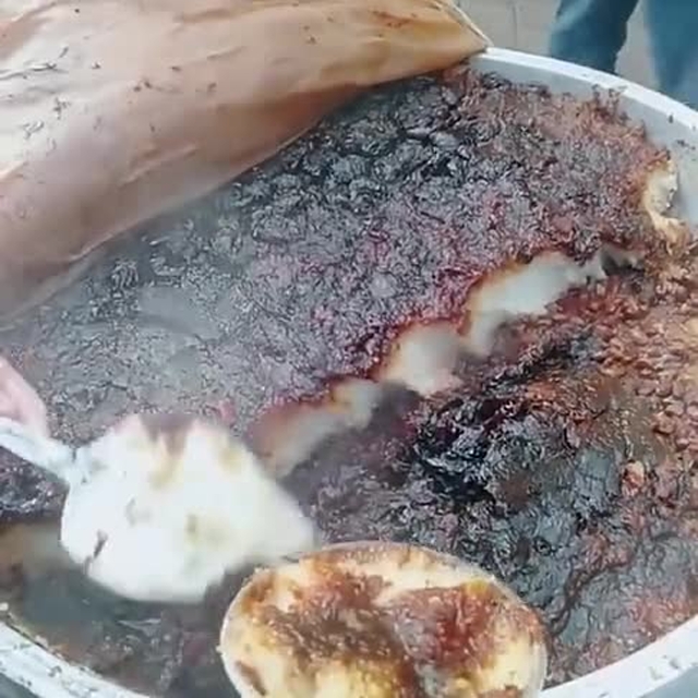 破三轮上卖了三十年的甑糕,两个小时就卖完,一大锅整村人都吃不完