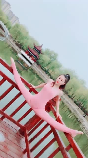 美女户外一字马,有好身材就是任性