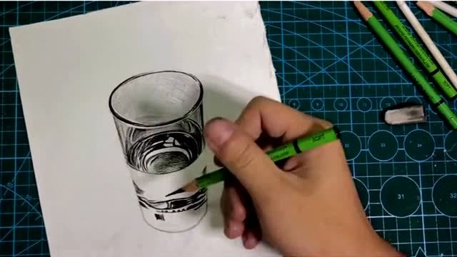 最让美术生崩溃的立体画将水杯画成立体的样子看起来这么难